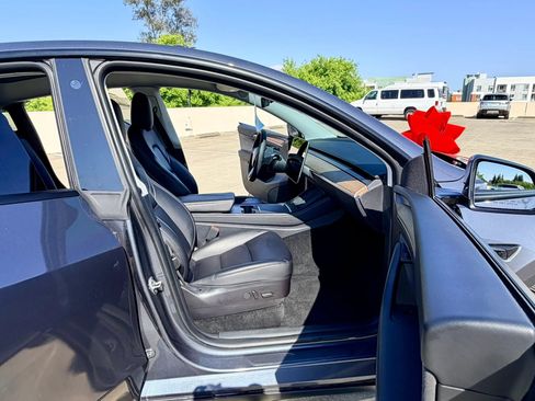 Used 2023 Tesla Model Y AWD image 31