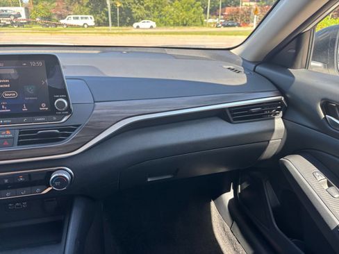 Used 2025 Nissan Altima 2.5 SV FWD image 35