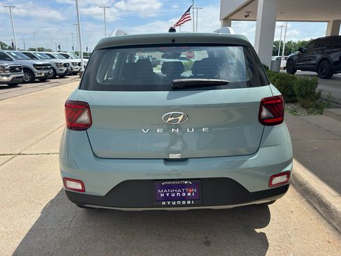 Used 2025 Hyundai Venue SEL FWD image 9
