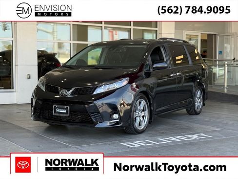 Certified 2018 Toyota Sienna SE w/ Carpet Mat Package image 1