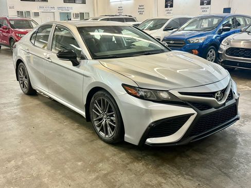 Used 2023 Toyota Camry SE image 3