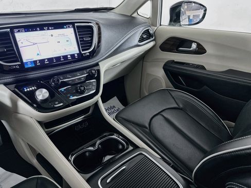 Used 2024 Chrysler Pacifica Limited FWD image 23