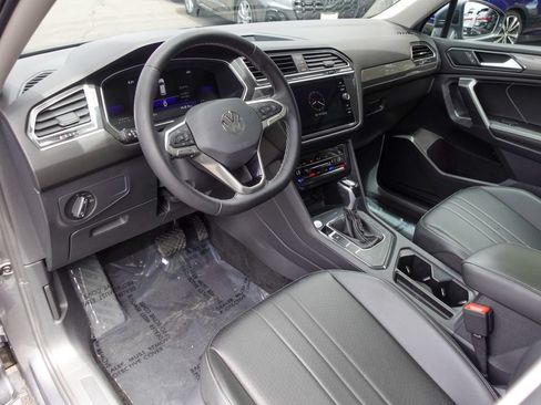 Used 2023 Volkswagen Tiguan SE FWD image 11