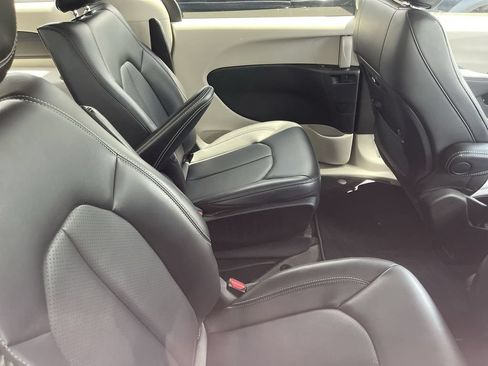 Used 2023 Chrysler Pacifica Touring-L FWD image 11