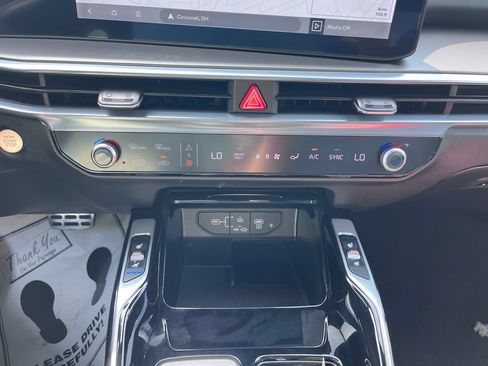 Certified 2025 Kia Sorento SX Prestige AWD/4WD image 17
