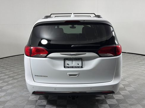 Used 2018 Chrysler Pacifica Touring-L FWD image 5