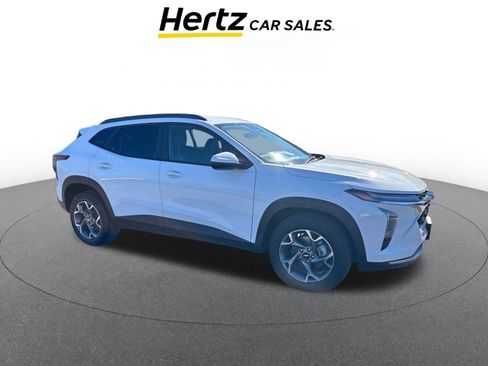 Used 2025 Chevrolet Trax LT image 1