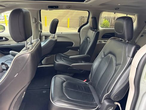 Used 2023 Chrysler Pacifica Limited FWD image 19