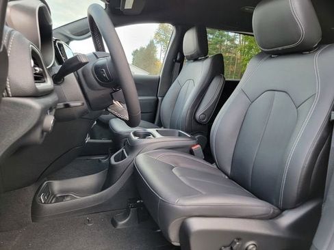 New 2026 Chrysler Pacifica Select image 19