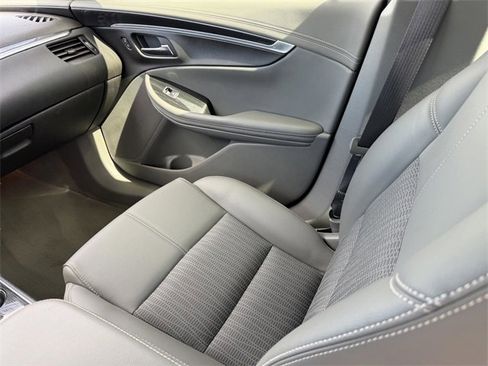 Used 2017 Chevrolet Impala LT w/ Convenience Package image 20