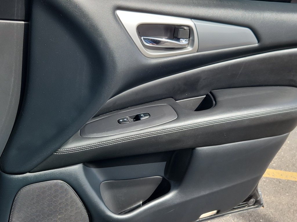 Used 2020 Nissan Pathfinder SL AWD/4WD image 14
