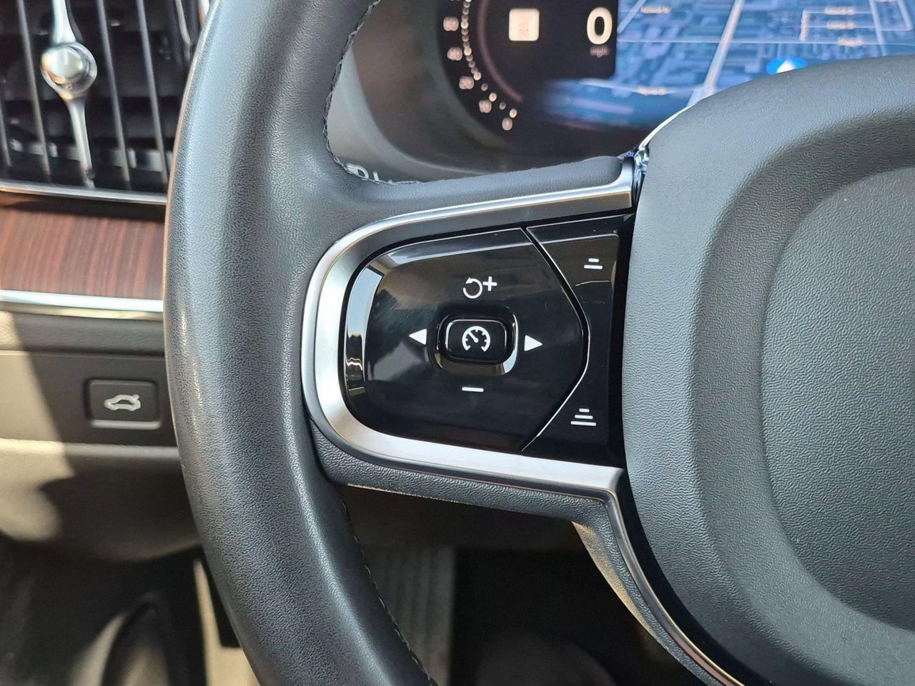 Certified 2024 Volvo XC60 B5 Plus AWD/4WD image 14