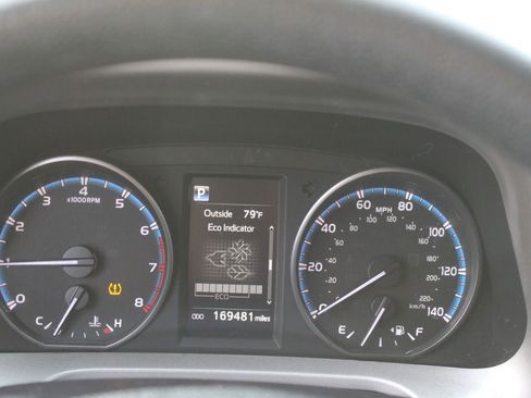 Used 2018 Toyota RAV4 LE image 12