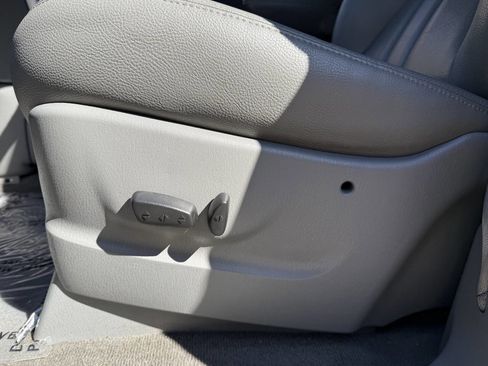 Used 2006 Chrysler Town & Country Touring image 43