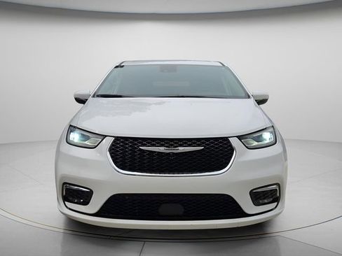 Used 2023 Chrysler Pacifica Touring-L FWD image 4