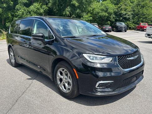 Used 2024 Chrysler Pacifica Limited w/ Trailer Tow Group FWD image 3