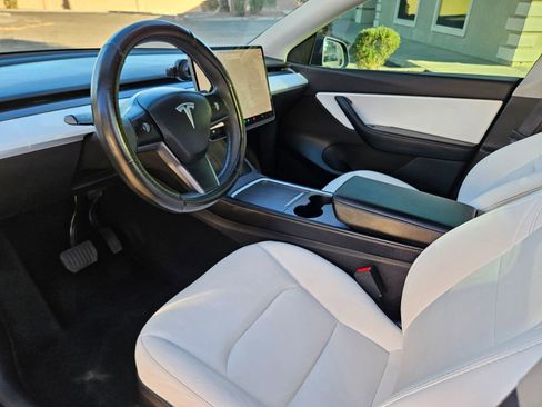 Used 2021 Tesla Model Y Long Range image 9