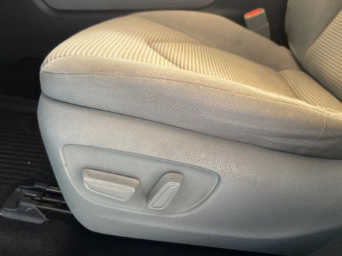 Used 2021 Toyota Highlander LE AWD/4WD image 15