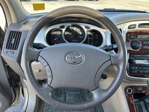 Used 2006 Toyota Highlander 4WD V6 w/ 3rd Row image 17