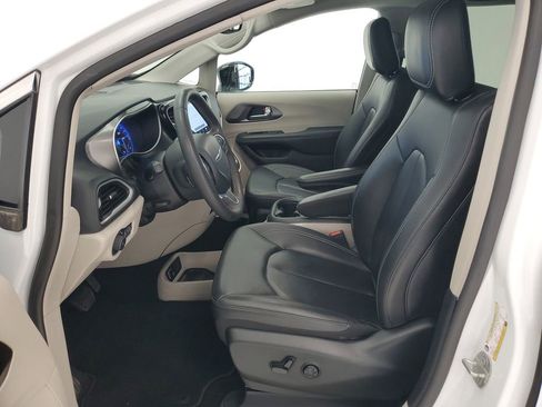 Used 2024 Chrysler Pacifica Touring-L image 9