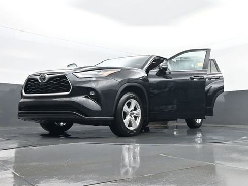 Used 2024 Toyota Highlander LE image 34