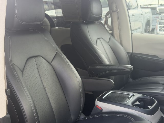 Used 2024 Chrysler Pacifica Touring-L FWD image 17
