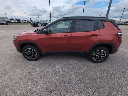 Used 2025 Jeep Compass Trailhawk AWD/4WD image 9