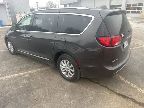 Used 2018 Chrysler Pacifica Touring-L image 8