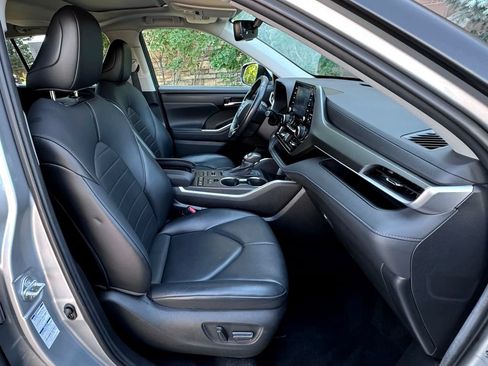 Used 2021 Toyota Highlander XLE AWD/4WD image 37