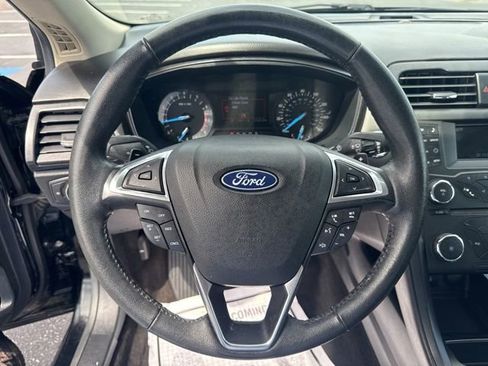 Used 2018 Ford Fusion SE w/ Equipment Group 201A FWD image 16