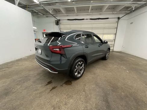 Used 2025 Chevrolet Trax LT w/ Driver Confidence Package image 6