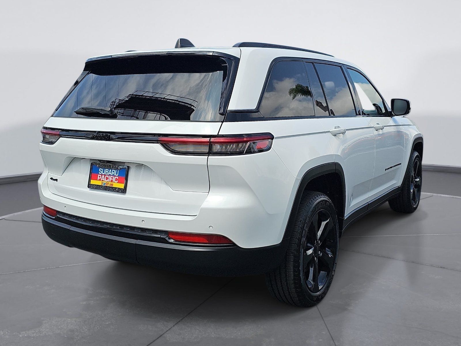 Used 2022 Jeep Grand Cherokee Altitude AWD/4WD image 3