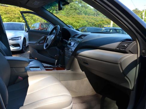 Used 2011 Toyota Camry XLE w/ XLE Extra-Value Pkg #2 FWD image 9