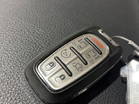 Used 2023 Chrysler Pacifica Touring-L FWD image 27