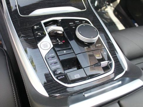 Used 2025 BMW X7 xDrive40i w/ M Sport Package image 16