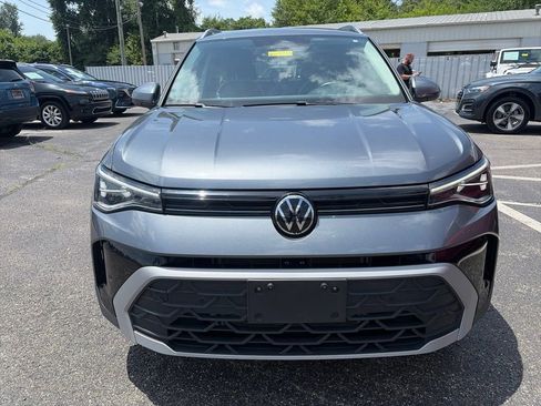 Used 2025 Volkswagen Taos SE FWD image 2