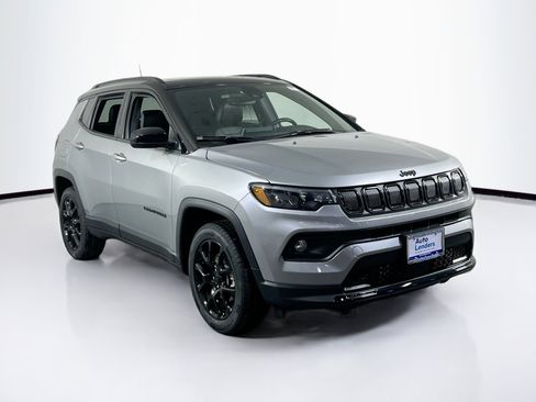 Used 2022 Jeep Compass Altitude w/ Sun and Sound Group image 3
