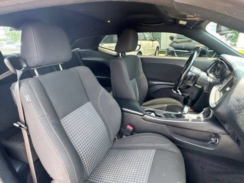 Used 2022 Dodge Challenger SXT w/ Driver Convenience Group RWD image 15