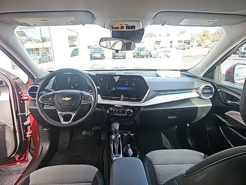 Used 2025 Chevrolet Trax LT w/ LT Convenience Package image 12