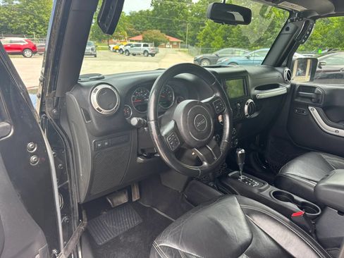 Used 2015 Jeep Wrangler Unlimited Rubicon w/ Connectivity Group AWD/4WD image 9