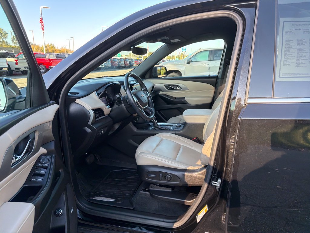 Used 2023 Chevrolet Traverse LT w/ LT Premium Package FWD image 11