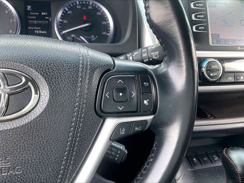 Used 2019 Toyota Highlander XLE AWD/4WD image 24