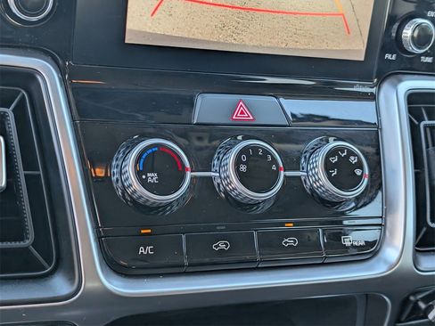 Used 2023 Kia Sorento LX image 17