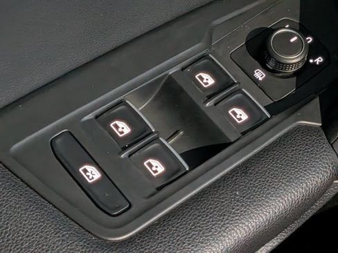 Used 2019 Volkswagen Tiguan SE w/ Panoramic Sunroof Package AWD/4WD image 24