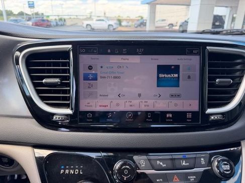Used 2023 Chrysler Pacifica Touring-L FWD image 17