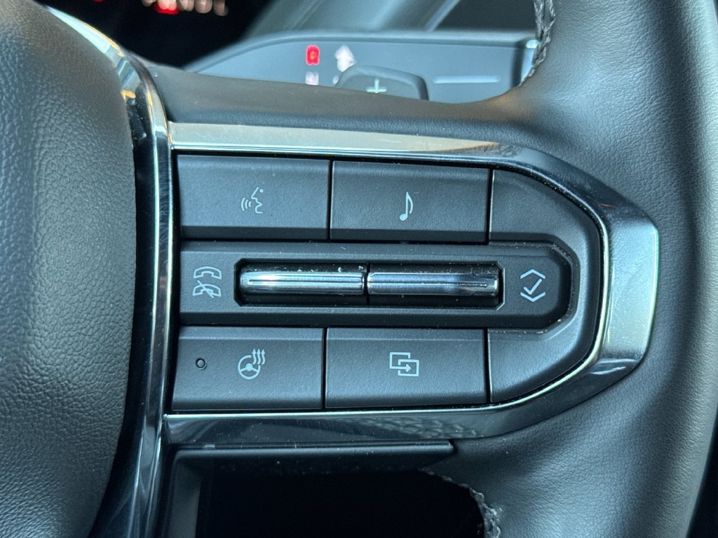 Used 2025 GMC Yukon Denali AWD/4WD image 33