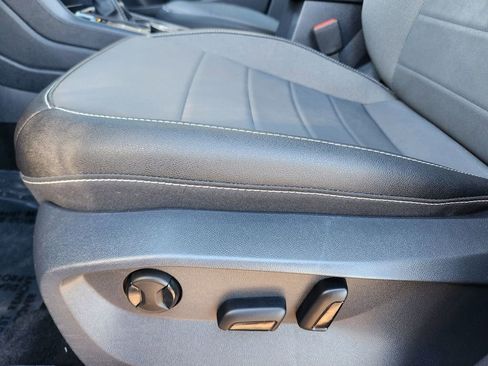 Certified 2024 Volkswagen Taos SE image 9