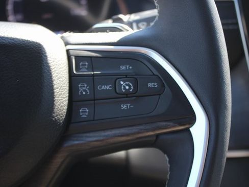 Used 2024 Jeep Grand Cherokee Limited image 12