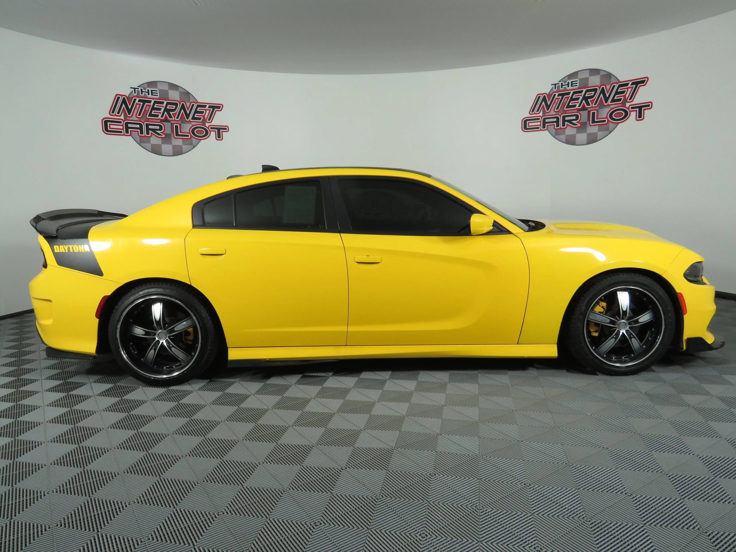 Used 2017 Dodge Charger R/T RWD image 8
