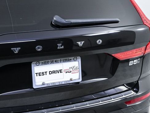 Certified 2023 Volvo XC60 B5 Plus w/ Climate Package image 37